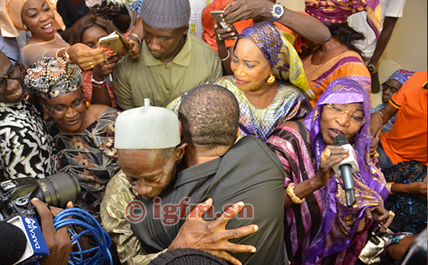 25 photos : Youssou Ndour dans les bras de son père Elimane Ndour, émouvant