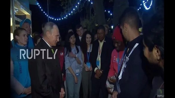 Vidéo: un étudiant nigérian est surpris de rencontrer Vladimir Poutine. Découvrez ce que lui a dit le président russe