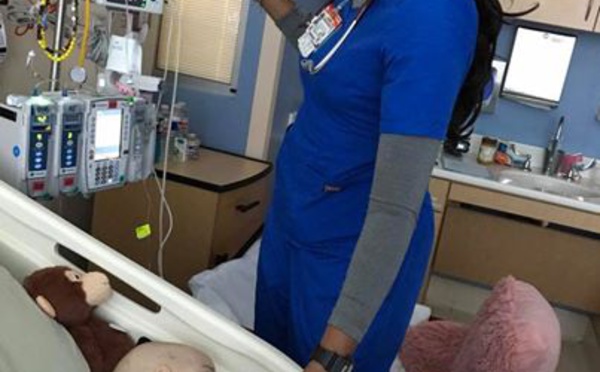 La maman prend en photo l'infirmière qui soigne sa fille atteinte du cancer, le message qu'elle écrit fait le tour du monde.