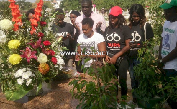 (Photos) Les jeunes socialistes se recueillant sur la tombe de Senghor en ce jour de Toussaint avec leurs tee shirt "Liberez khalifa".