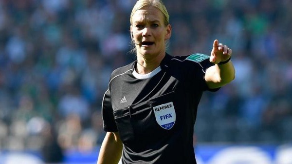 Football: découvrez la première femme arbitre d’un grand championnat européen (photos)