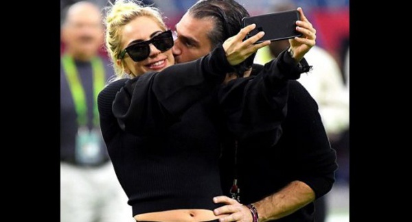 Lady Gaga s’est fiancée avec son agent !  