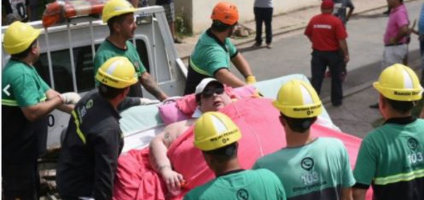 Ils abattent un mur pour permettre l'hospitalisation d'une femme de 490 kilos