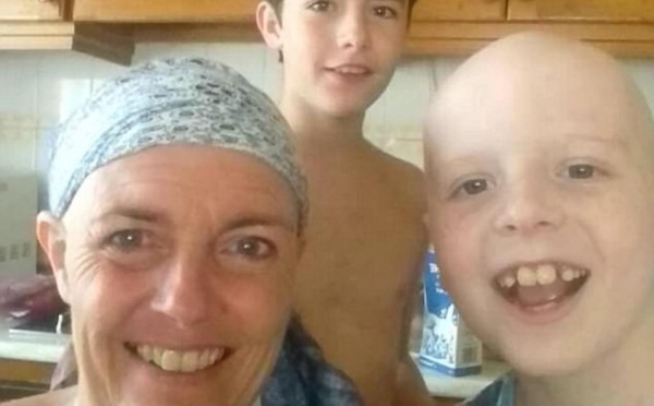 Une mère et son fils découvrent qu'ils ont tous les deux le cancer, à quelques mois d'intervalle