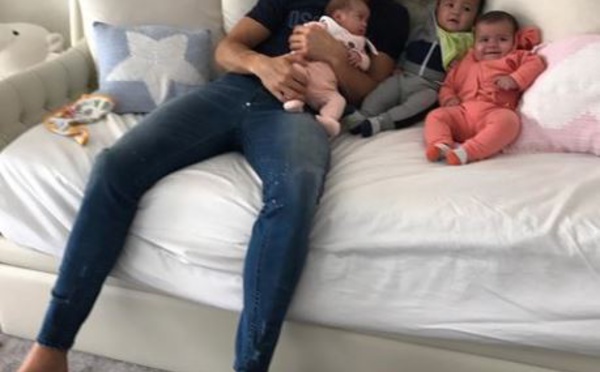 Photos : Cris­tiano Ronaldo et son adorable photo de famille avec ses enfants Alana, Eva et Mateo