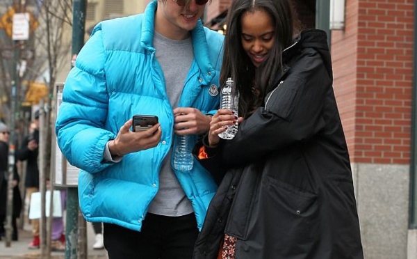 14 photos : Malia Obama roucoule avec son petit ami dans les rues de New York