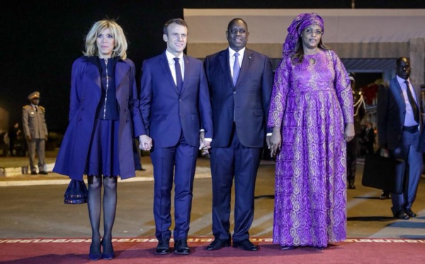 Photos : Quand Macky Sall et Emmanuel Macron tiennent la main des Premières dames, regardez