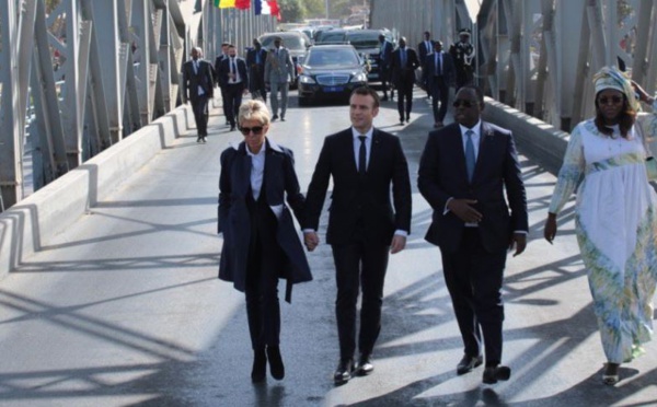 Photo : Macky Sall, Marième Faye, Brigitte et Emmanuel Macron font la balade sur le Pont Faidherbe