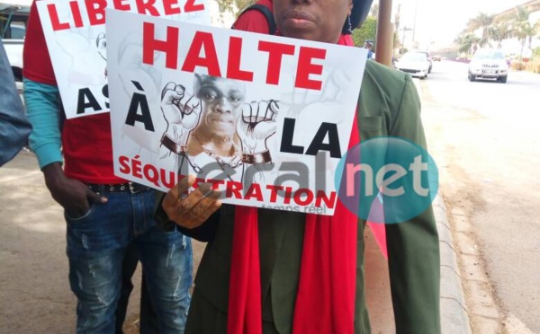 Malika et les pro Assane Diouf manifestent devant l'ambassade des Etats Unis (photo)