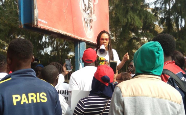 ​Malika, la femme de Assane Diouf en sit-in devant l’ambassade des Etats-Unis (photos)