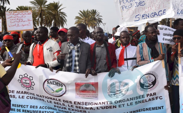 90 PHOTOS: la marche des enseignants des syndicats SAEMS, CUSEMS, SELS, SELS A, UDEN, SNELAS/FC à la Place de la Nation (Obélisque)