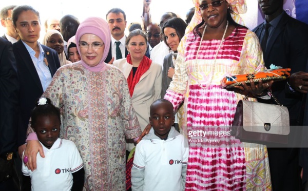 16 photos : Marième Faye Sall et Emine Erdoğan au chevet des femmes et des enfants de  Pikine