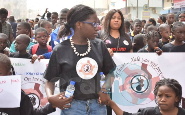 Les premières images de la marche contre les enlèvements d'enfants