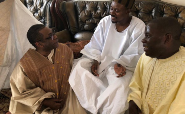 ARRÉT SUR IMAGE: Serigne Basse reçoit le fils de Serigne Kosso, Serigne Abdourahmane Mbacké et son ami Youssou Ndour à Touba.