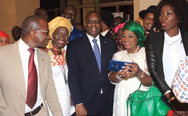 Photos : Macky Sall très sollicité pour les selfie à la Biennale de Dakar