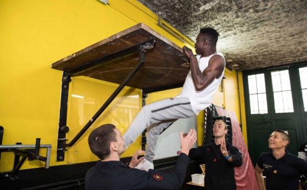 7 photos : Mamoudou Gassama intègre les sapeurs-pompiers français