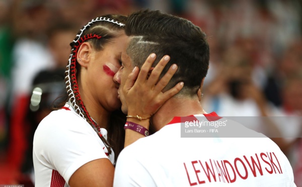 Photos : Malmené par les Sénégalais, Lewandowski réconforté par sa femmes par un baiser