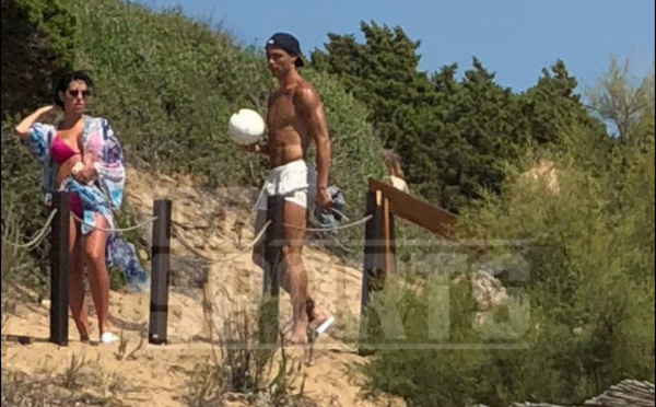 [ 05 Photos] Alors que le monde du football parle de son transfert à la Juve, Cristiano Ronaldo sur une plage en Grèce avec...