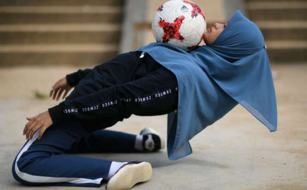 Malaisie: Voilée et fan de football freestyle, elle explose les préjugés !