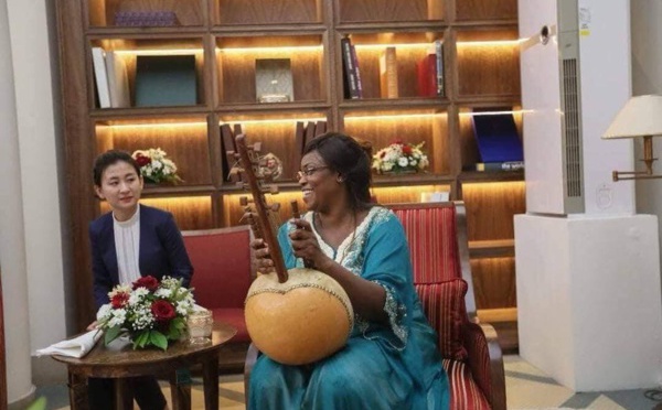 Photos : Marième Faye Sall jouant la Kora devant la Première dame de Chine, la photo qui fait le buzz