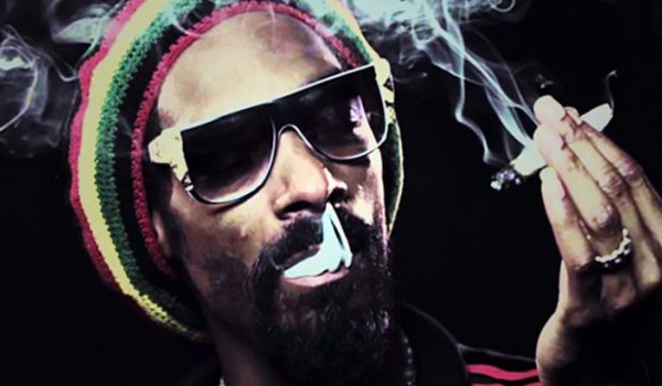 Snoop Dogg fume un joint devant la Maison-Blanche