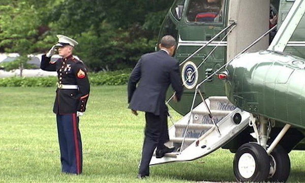 Arrêt sur image - Obama alors président, oublie de saluer le Marine...Regardez ce qui se passe après !