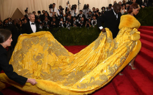 Photos : la robe extravagante de Rihanna qui fait le buzzzzzzz