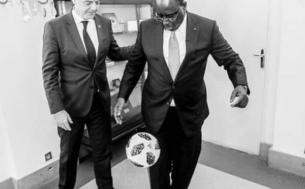 Photos : Macky Sall jongle avec ballon devant Gianni Infantino, le président de la FIFA 