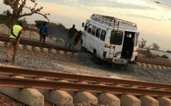 Arrêt sur image- Un car "Ndiaga Ndiaye" sur les rails du Ter (Images)