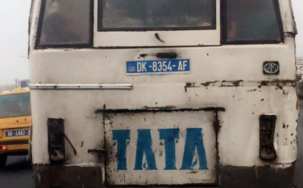PHOTO - Un bus "Tata" en pleine circulation sans feu de signalisation