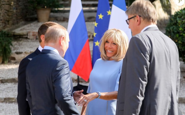 Brigitte Macron sans son attelle et élégante en robe courte face à Poutine