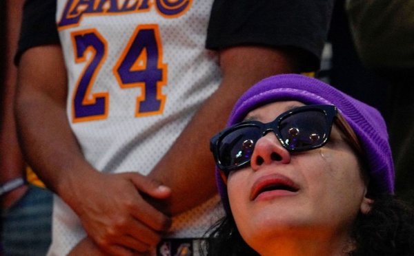 Devant le Staples Center de Los Angeles: Les fans de Kobe Bryant inconsolables (photos)