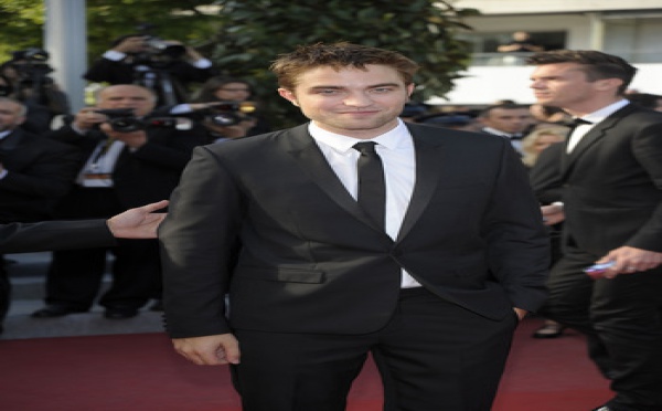 Robert Pattinson est soutenu par Liberty Ross