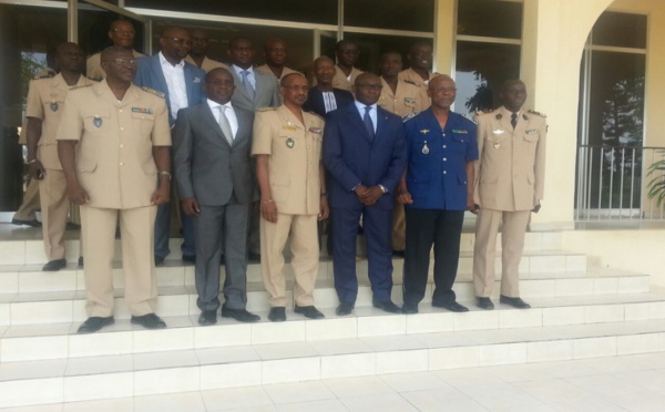 Serigne Ben Niang, vice-président de Global Voice, offre du matériel informatique au Prytanée