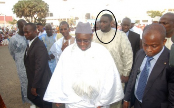 Macky Sall accompagné de son fils Amadou  pour la prière de l'Aïd-el fitr ,  à la Grande  mosquée de Dakar 