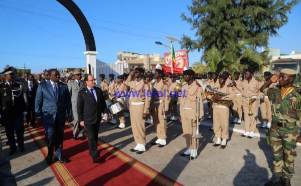  François Hollande et Macky Sall au cimetière de Thiaroye 44 et la remise symbolique des archives (images)