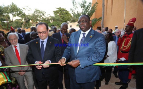 François Hollande et Macky Sall en visite  à la maison de feu Léopold Sédar Senghor (images)