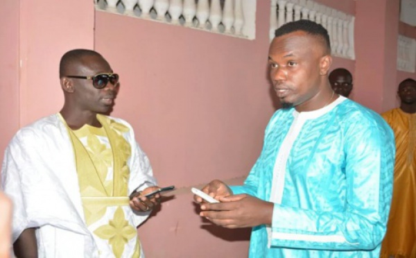 Pape Diouf en pleine discussion avec son frère Ousmane Diouf 