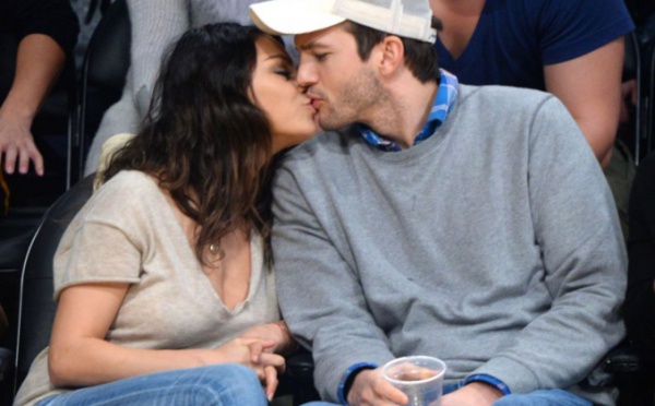 Mila Kunis : Décolleté de sortie et bisous décomplexés avec Ashton Kutcher