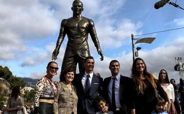 Cristiano Ronaldo inaugure sa statue aux formes ... généreuses