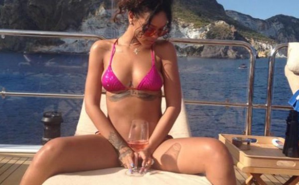 Rihanna quasiment nue sur son yacht !