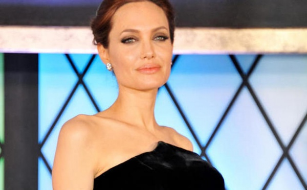 Des photos d’Angelina Jolie topless à 19 ans refont surface