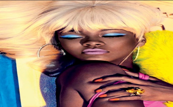 Rihanna, sexy et topless, joue (encore) la provoc' dans "V Magazine"