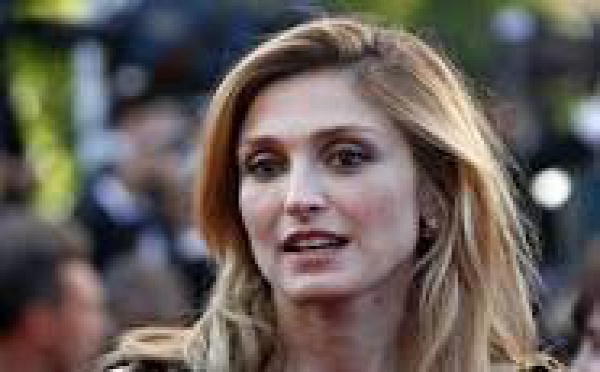 Julie Gayet ramène ses meubles à l'Elysée !