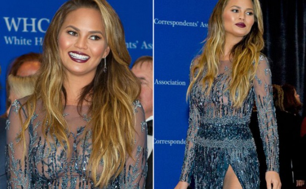 Chrissy Teigen : Sa robe lui joue des tours, elle en montre beaucoup (beaucoup) trop. On avait dit « Dîner habillé » 