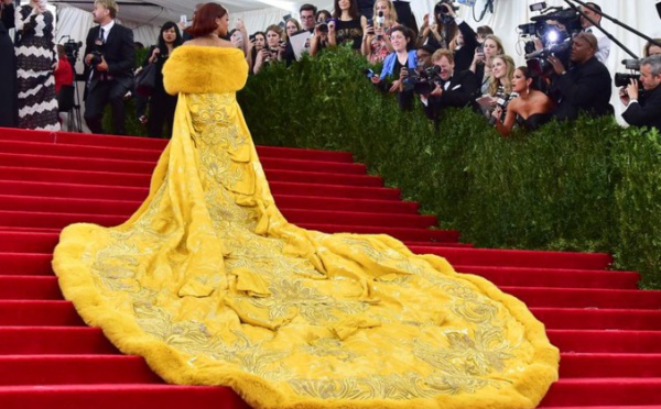 Rihanna devient la risée du web avec sa « robe-omelette » du Met Ball