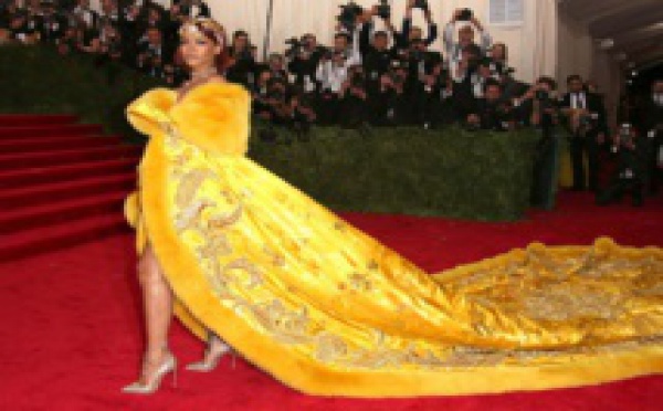 Moquée à cause de sa robe omelette, Rihanna répond : « La traîne était insensée… »