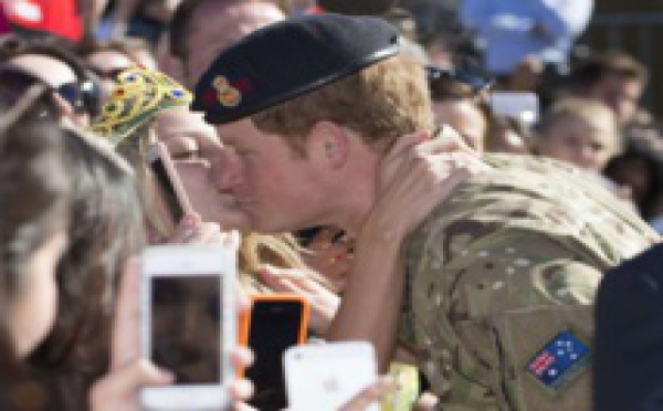 Une femme arrache un baiser volé au prince Harry et le demande en mariage