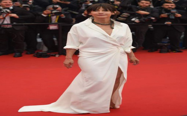 Oups, la robe fendue de Sophie Marceau en montre trop