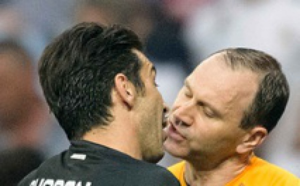 Juventus de Turin: La photo du match contre le Real? Buffon et l'arbitre à deux doigts de s'embrasser